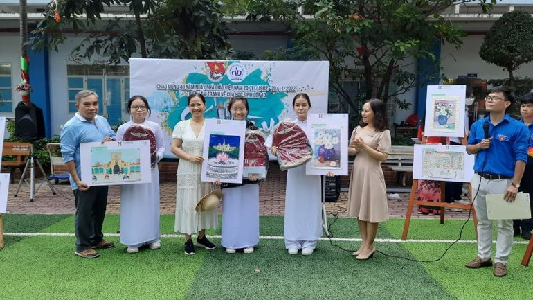 Výstava obrazů žáků 10. ročníku, Střední škola Nguyen Du, Ho Či Minovo Město gd-1.jpg