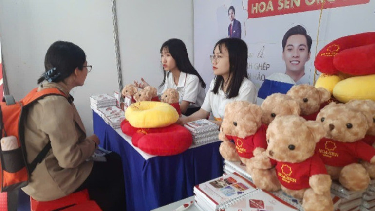 Nhà tuyển dụng phỏng vấn sinh viên tại ngày hội việc làm. 3333-5549.jpg