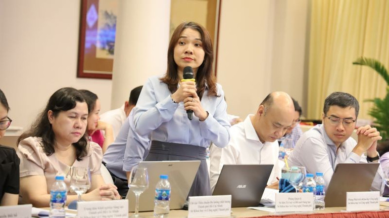 ผู้แทนที่กำลังพูดในงานประชุม kh-2.jpg
