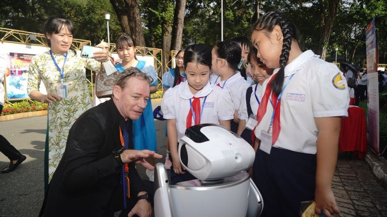 សិស្សានុសិស្សទទួលបានបទពិសោធន៍ពីបច្ចេកវិទ្យាអប់រំនៅឯពិព័រណ៍។ anh-44.jpg