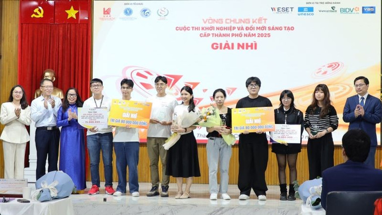 Ban tổ chức trao giải Nhì cho Đội Nhập gia tùy Luật và Đội GymRadar. kn-2.jpg