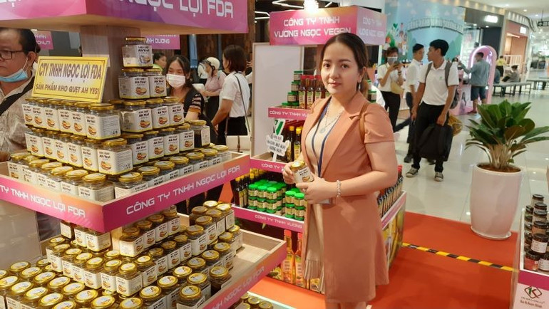 Doanh nghiệp trưng bày sản phẩm tại buổi kết nối với các nhà phân phối hiện đại tại Thành phố Hồ Chí Minh. xk-3.jpg