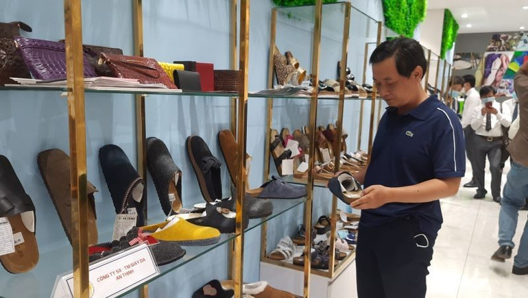 Doanh nghiệp da giày trưng bày sản phẩm tại Showroom Trung tâm Xúc tiến Thương mại và Đầu tư Thành phố Hồ Chí Minh. 33-7580.jpg