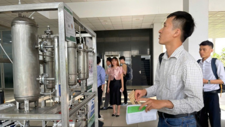 Trình diễn giải pháp năng lượng tái tạo trong khuôn khổ sự kiện. 33-6764.jpg