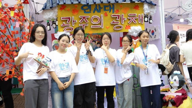 Sinh viên tham gia các hoạt động Lễ hội chữ Hàn - Hangeul Festival 2025. 11.jpg