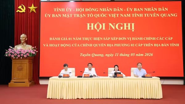 Các đồng chí lãnh đạo tỉnh Tuyên Quang điều hành thảo luận tại hội nghị.