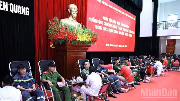 Cán bộ, chiến sĩ Công an tỉnh Tuyên Quang tham gia hiến máu tại ngày hội.