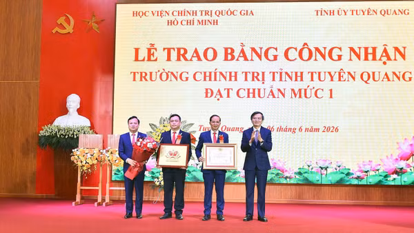 Phó Giáo sư, Tiến sĩ Đoàn Minh Huấn - Giám đốc Học viện Chính trị quốc gia Hồ Chí Minh trao Bằng công nhận đạt chuẩn mức 1 cho Trường Chính trị tỉnh Tuyên Quang.
