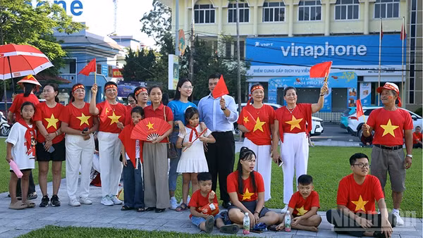 Người dân tập trung tại Quảng trường Nguyễn Tất Thành, phường Minh Xuân để theo dõi truyền hình trực tiếp Lễ diễu binh, diễu hành kỷ niệm 80 năm Cách mạng Tháng Tám và Quốc khánh 2/9.