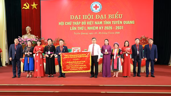 Các đồng chí lãnh đạo tỉnh Tuyên Quang tặng cờ chúc mừng đại hội.