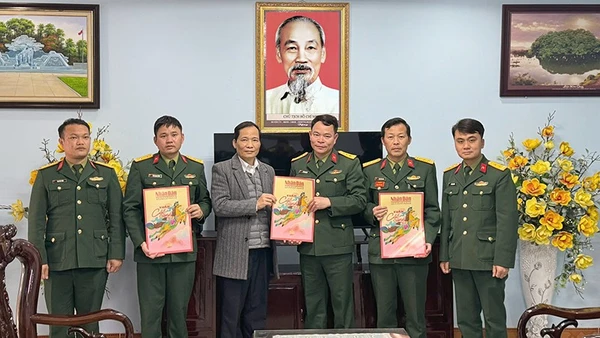 Văn phòng đại diện Báo Nhân Dân tại Tuyên Quang trao tặng Báo Xuân Nhân Dân Bính Ngọ 2026 cho cán bộ, chiến sĩ Trung đoàn 148.