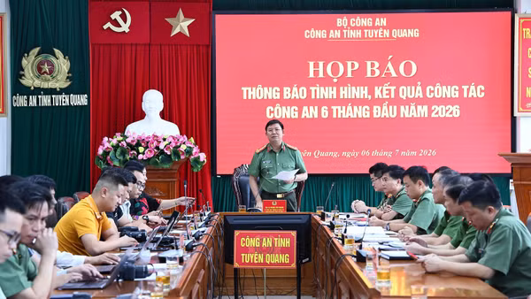 Đại tá Hoàng Văn Mạnh, Phó Giám đốc Công an tỉnh Tuyên Quang, chủ trì họp báo.