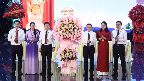 Đồng chí Nguyễn Đức Lợi, nguyên Ủy viên Trung ương Đảng, Phó Chủ tịch Thường trực Hội Nhà báo Việt Nam tặng hoa chúc mừng Đại hội.