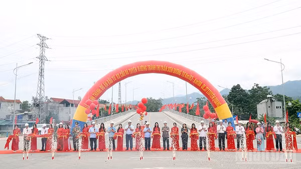 Các đại biểu cắt băng khánh thành dự án đầu tư xây dựng cầu và tuyến đường tránh thị trấn Sơn Dương tại xã Sơn Dương, tỉnh Tuyên Quang.