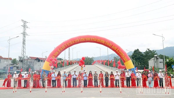 Các đại biểu cắt băng khánh thành dự án đầu tư xây dựng cầu và tuyến đường tránh thị trấn Sơn Dương tại xã Sơn Dương, tỉnh Tuyên Quang.