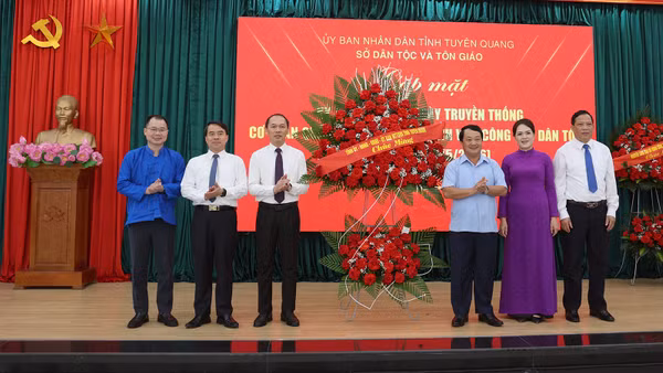 Đồng chí Hầu A Lềnh, Bí thư Tỉnh ủy Tuyên Quang tặng hoa chúc mừng lãnh đạo Sở Dân tộc và Tôn giáo tỉnh Tuyên Quang.