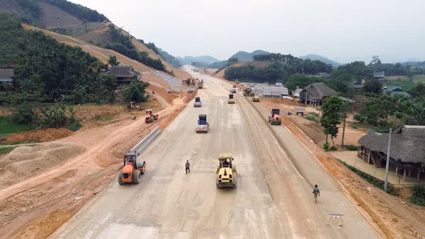 Đơn vị thi công huy động phương tiện, thiết bị thi công xuyên lễ.
