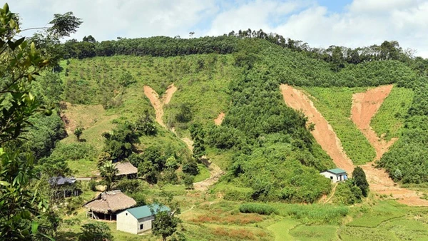 Các điểm sạt lở tại thôn Ngõa, xã Yên Phú gây mất an toàn cho người dân sau bão số 10.