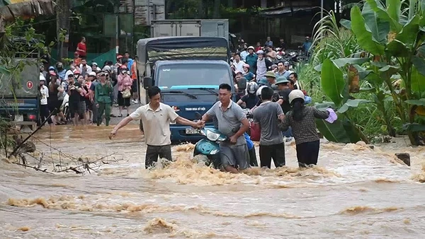 Người dân xã Yên Phú hỗ trợ nhau di chuyển tài sản đến nơi an toàn.