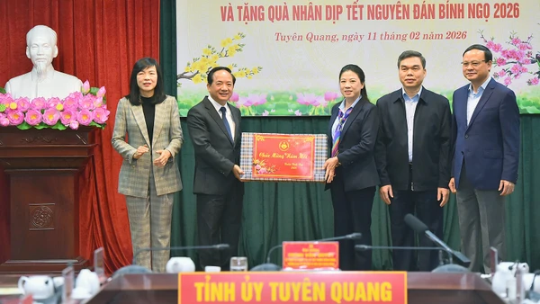 Đồng chí Trịnh Văn Quyết trao quà tặng các đồng chí lãnh đạo tỉnh Tuyên Quang.