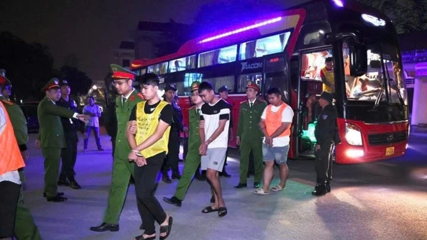 Các đối tượng được lực lượng Công an tỉnh Tuyên Quang di lý về nước để làm rõ hành vi phạm tội.