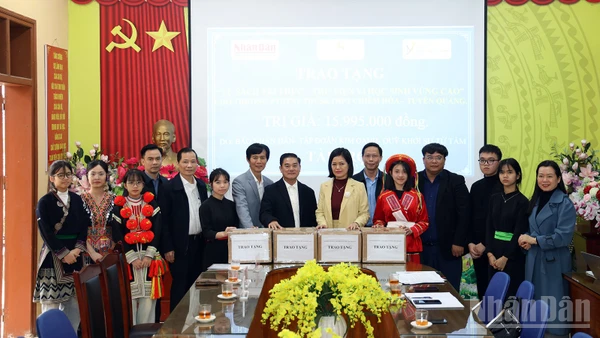 Đơn vị tài trợ trao tặng "Tủ sách tri thức - Thư viện vì học sinh vùng cao" trị giá gần 16 triệu cho Trường phổ thông dân tộc nội trú trung học cơ sở và trung học phổ thông Chiêm Hóa.