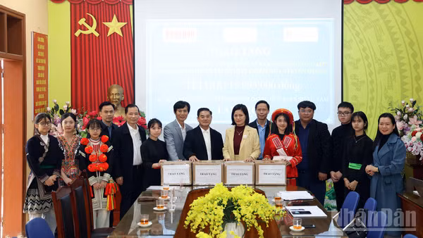 Đơn vị tài trợ trao tặng "Tủ sách tri thức - Thư viện vì học sinh vùng cao" trị giá gần 16 triệu cho Trường phổ thông dân tộc nội trú trung học cơ sở và trung học phổ thông Chiêm Hóa.