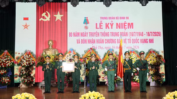 Trung đoàn 98 vinh dự đón nhận Huân chương Bảo vệ Tổ quốc hạng Nhì.
