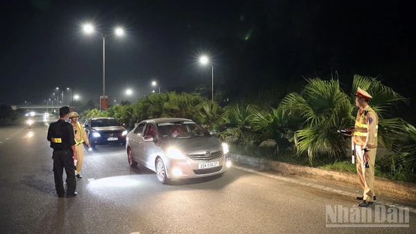 Lực lượng Công an tỉnh Tuyên Quang phối hợp tuần tra, kiểm soát 24/24 giờ tại các tuyến giao thông.