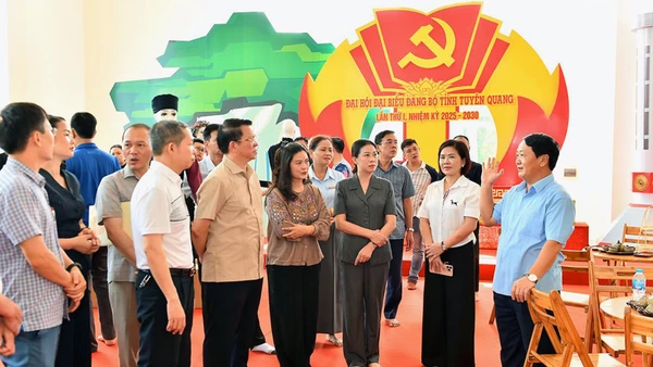 Đồng chí Bí thư Tỉnh ủy Tuyên Quang Hầu A Lềnh và các đồng chí lãnh đạo tỉnh kiểm tra khu vực đón tiếp đại biểu tại Trung tâm Hội nghị tỉnh Tuyên Quang.