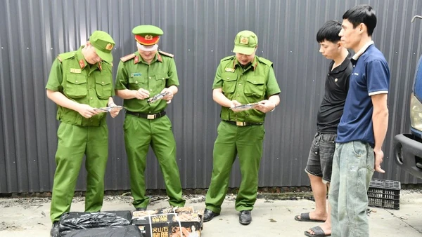 Lực lượng Công an tỉnh Tuyên Quang tạm giữ toàn bộ số lạp xưởng không rõ nguồn gốc xuất xứ.