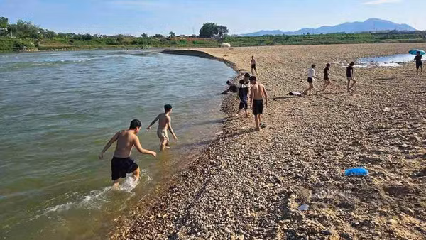 Nhiều em học sinh rủ nhau ra bãi soi dưới chân cầu Tình Húc để tắm sông mà không trang bị áo phao.