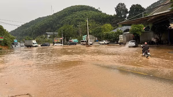 Mưa lớn rạng sáng 17/4 gây ngập úng tại Quốc lộ 37 đoạn qua xã Sơn Dương, tỉnh Tuyên Quang.