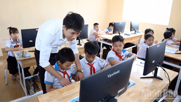 Phòng tin học của Trường tiểu học Minh Cầm, xã Nhữ Khê, tỉnh Tuyên Quang được đầu tư hiện đại. 