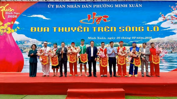 Ban tổ chức trao cờ lưu niệm cho các đội tham dự giải đua thuyền trên sông Lô Xuân Bính Ngọ 2026.