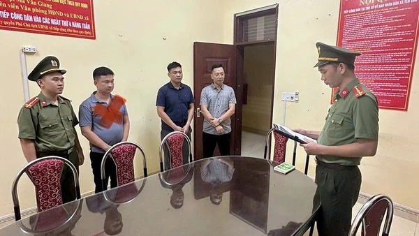 Đối tượng Vũ Văn Thìn (dấu X) tại Cơ quan An ninh điều tra, Công an tỉnh Tuyên Quang.