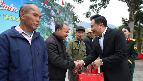 Đồng chí Phan Văn Hùng, Phó Tổng Biên tập Báo Nhân Dân, Chủ tịch Quỹ Hạt giống Việt tặng quà Tết cho người dân xã Kim Bình.