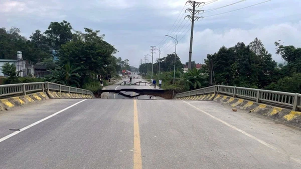 Sụt lún trụ cầu Tát Luông khiến 1 nhịp cầu bị gãy.