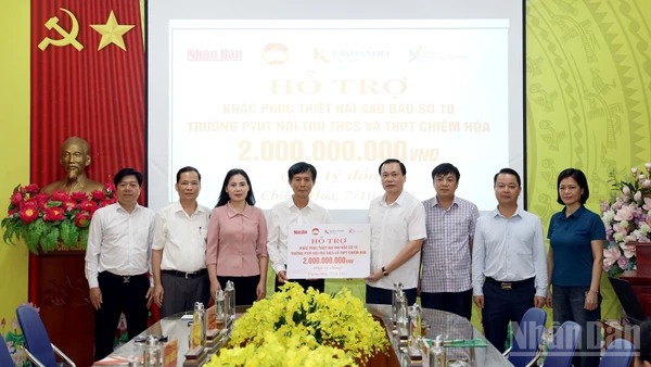 Đại diện Quỹ "Khởi sự từ tâm" trao 2 tỷ đồng hỗ trợ khắc phục hậu quả bão số 10 cho đại diện lãnh đạo xã Chiêm Hóa dưới sự chứng kiến của Ủy ban Mặt trận Tổ quốc Việt Nam tỉnh và Văn phòng đại diện Báo Nhân Dân tại Tuyên Quang.