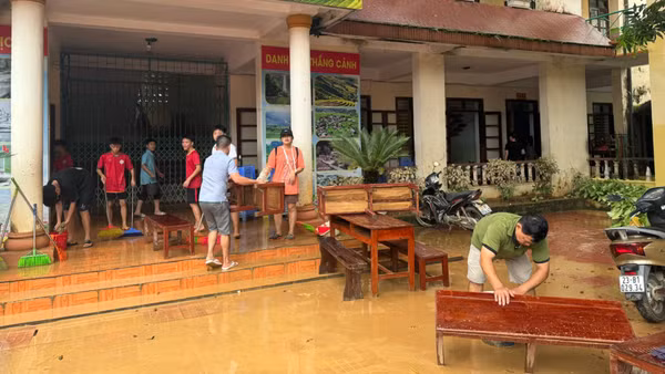 Thầy giáo và các em học sinh trường THCS Yên Biên, phường Hà Giang 2 khẩn trương dọn dẹp cơ sở vật chất sau lũ. (Ảnh: KHÁNH TOÀN)