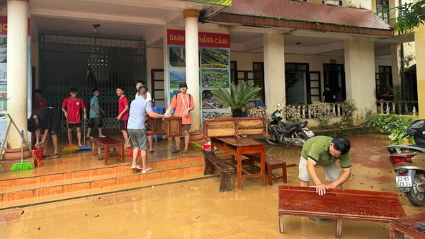 Thầy giáo và các em học sinh trường THCS Yên Biên, phường Hà Giang 2 khẩn trương dọn dẹp cơ sở vật chất sau lũ. (Ảnh: KHÁNH TOÀN)