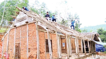 Chi bộ, cấp ủy thôn tại các xã vùng cao trên địa bàn tỉnh Tuyên Quang tích cực vận động người dân thực hiện chương trình xóa nhà tạm, nhà dột nát.