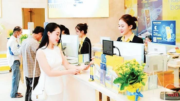 Giao dịch viên Nam A Bank tư vấn cho khách hàng.