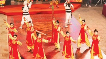 Những màn trình diễn ấn tượng trong tour “Tiếng chuông Trấn Vũ”.