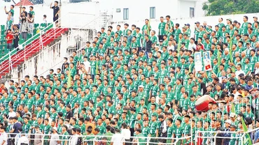 Cổ động viên Câu lạc bộ Trường Tươi Bình Phước cổ vũ đội nhà.