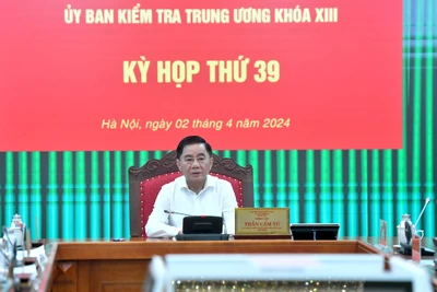Đồng chí Trần Cẩm Tú, Ủy viên Bộ Chính trị, Bí thư Trung ương Đảng, Chủ nhiệm Ủy ban Kiểm tra Trung ương chủ trì Kỳ họp thứ 39 của Ủy ban Kiểm tra Trung ương Đảng. Ảnh ĐĂNG KHOA