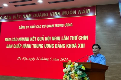 Bí thư Đảng ủy Khối Nguyễn Văn Thể báo cáo nhanh kết quả Hội nghị Trung ương 9, khóa XIII.
