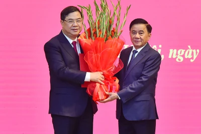 Đồng chí Thường trực Ban Bí thư Trần Cẩm Tú trao Quyết định và chúc mừng đồng chí Phạm Gia Túc được Bộ Chính trị tin tưởng giao nhiệm vụ mới. (Ảnh THỦY NGUYÊN)