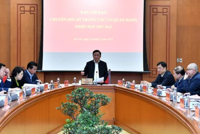 Đồng chí Trần Cẩm Tú, Ủy viên Bộ Chính trị, Thường trực Ban Bí thư chủ trì Phiên họp thứ hai của Ban Chỉ đạo chuyển đổi số trong các cơ quan Đảng. Ảnh: ĐĂNG KHOA