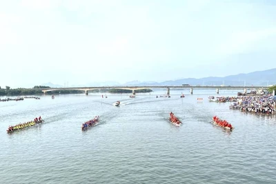 Các thuyền bơi nam bắt đầu xuất phát để đua tranh trên chặng đường 15km